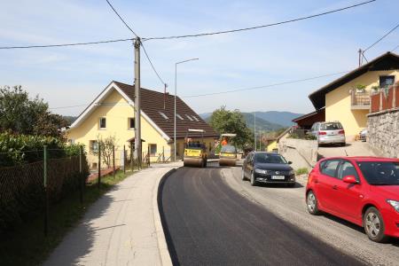 ASFALTIRANJE POSTOJNSKE CESTE NA RAKEKU 04 FOTO LJUBO VUKELIČ